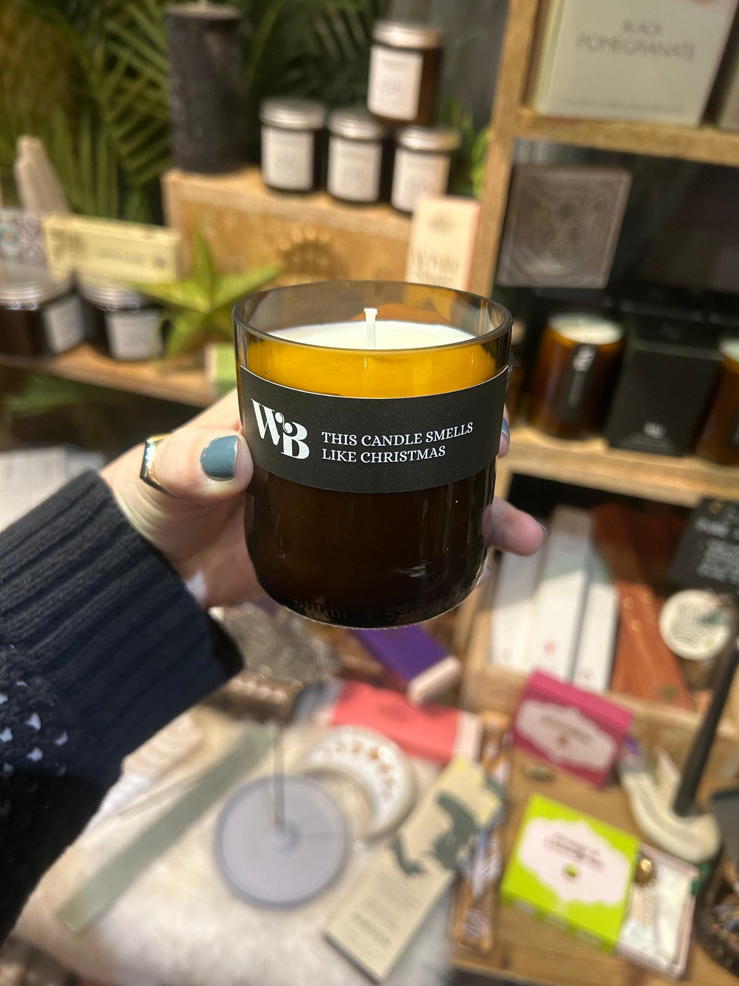 The Wandering Bee Candle - This Candle Smells Like Christmas
