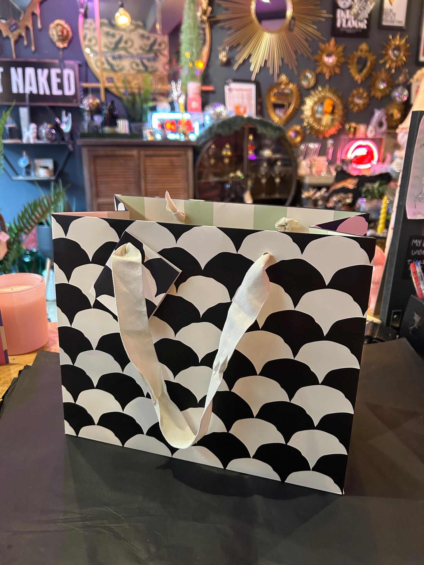 Black & White Scalloped Gift Bag