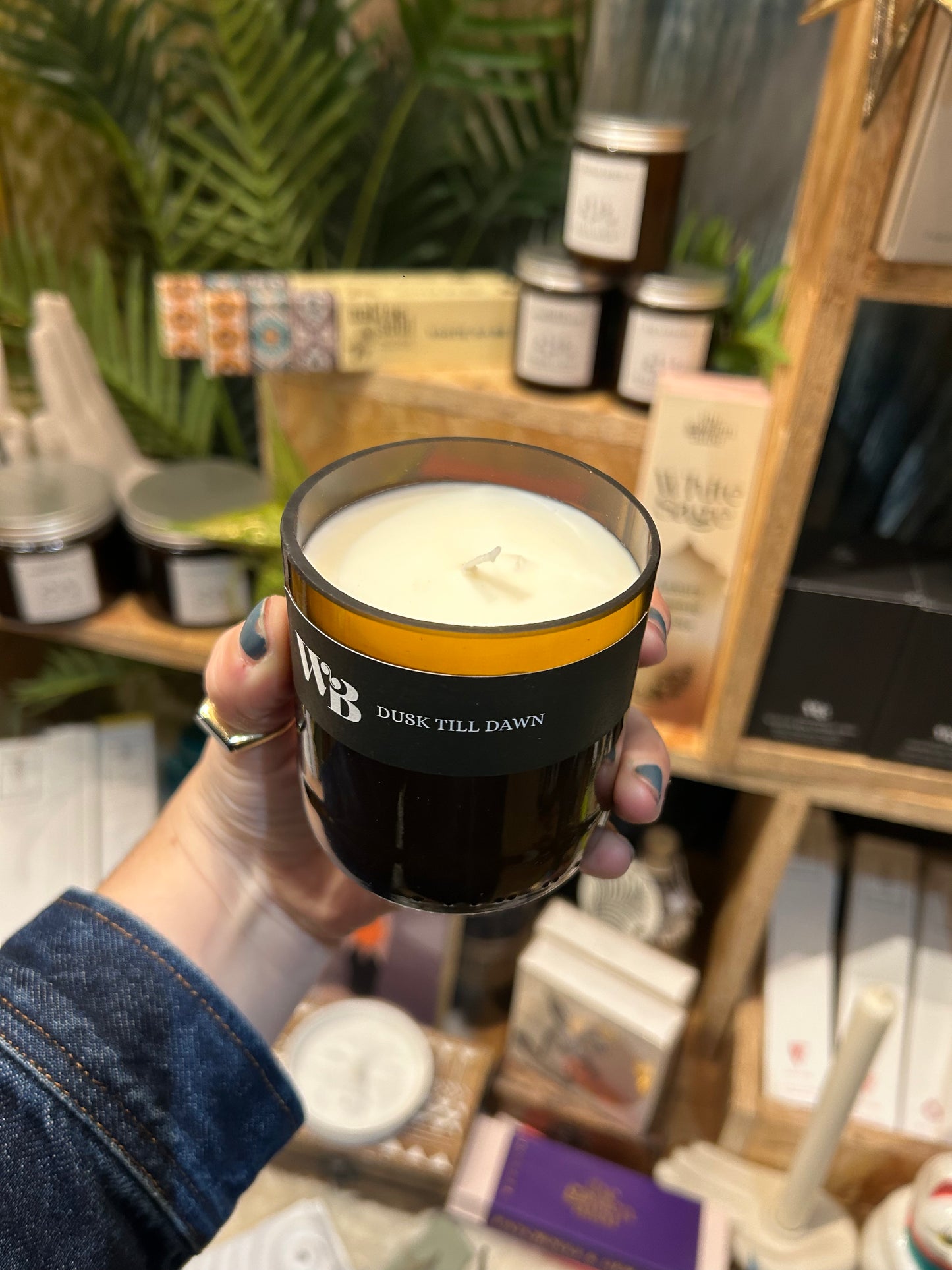 The Wandering Bee Candle - Dusk Till Dawn