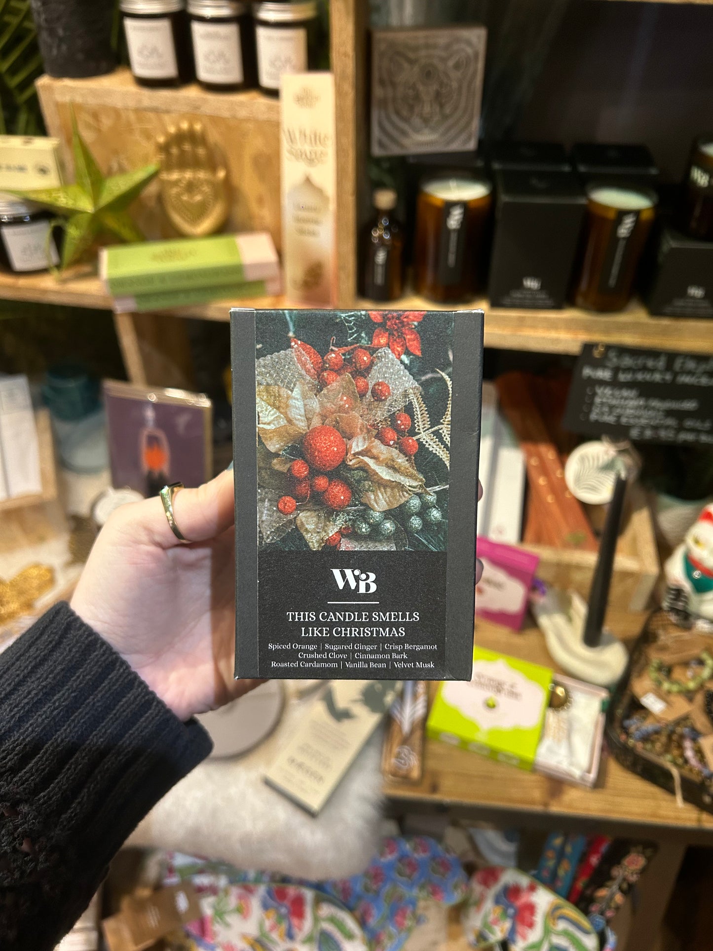 The Wandering Bee Candle - This Candle Smells Like Christmas