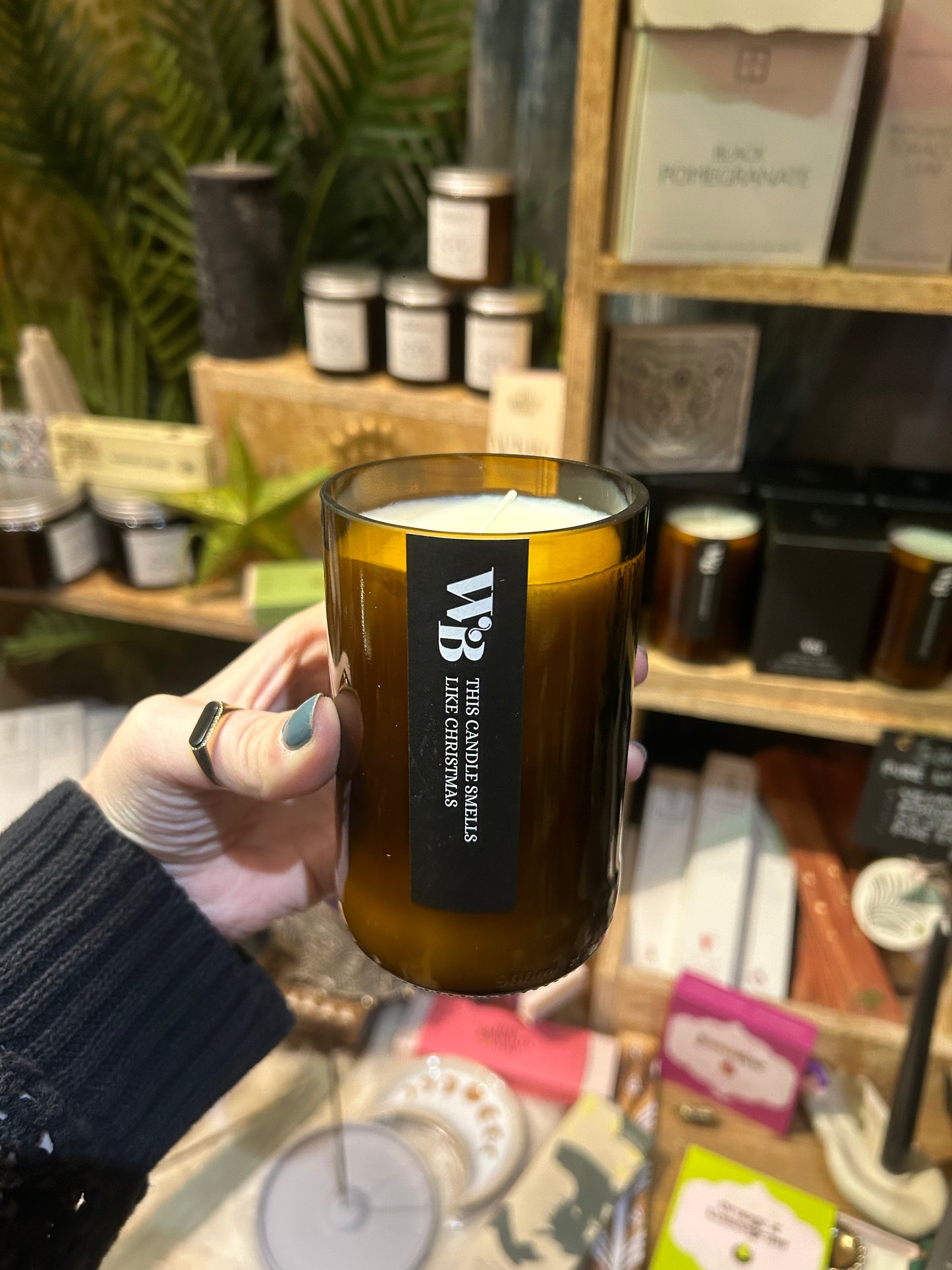 The Wandering Bee Candle - This Candle Smells Like Christmas